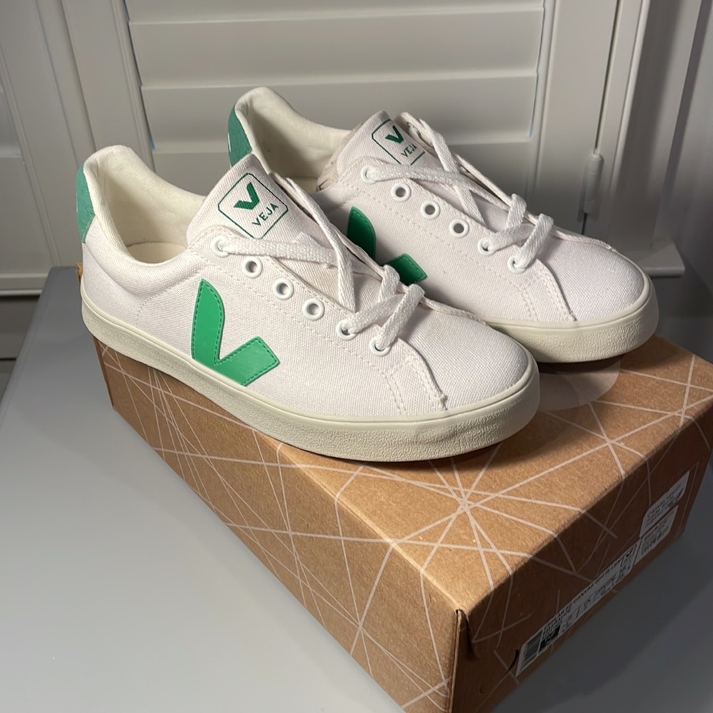 New Veja Esplar SE Canvas White Leaf Emeraude